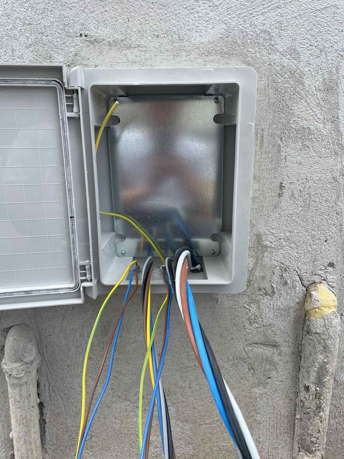 Пуштање на кабли во табла