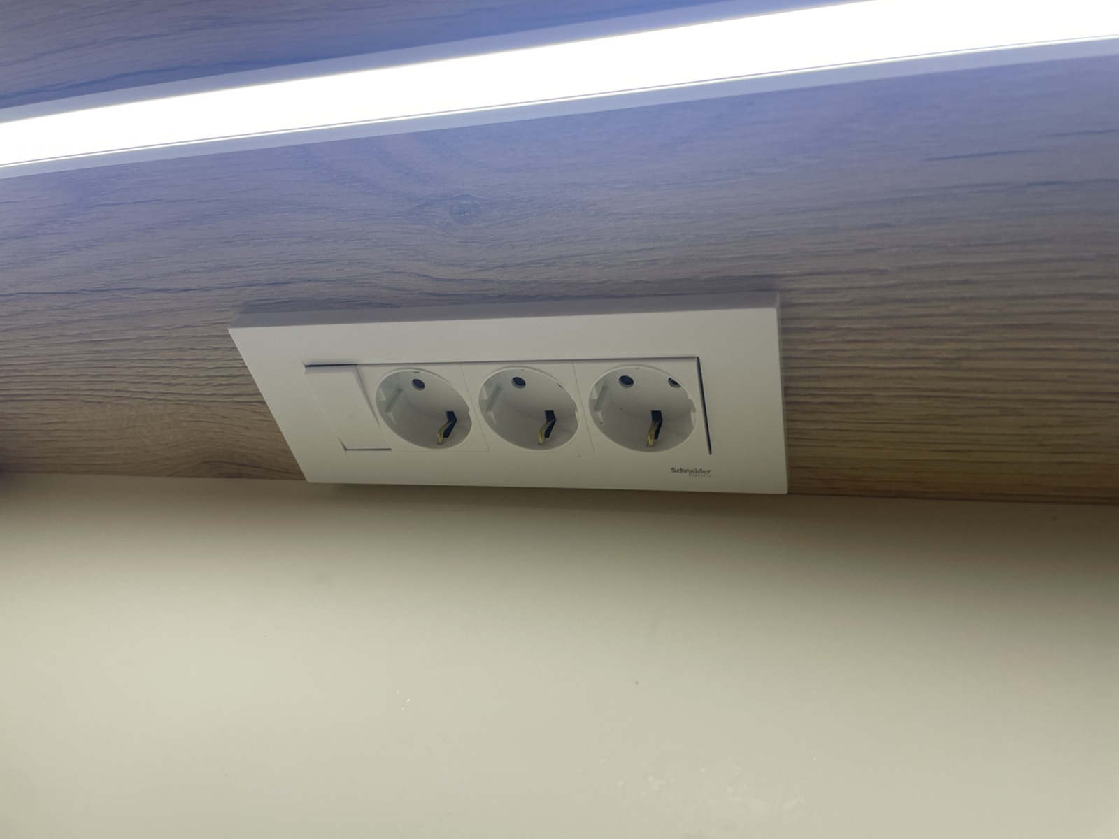 Штекери и LED ламби